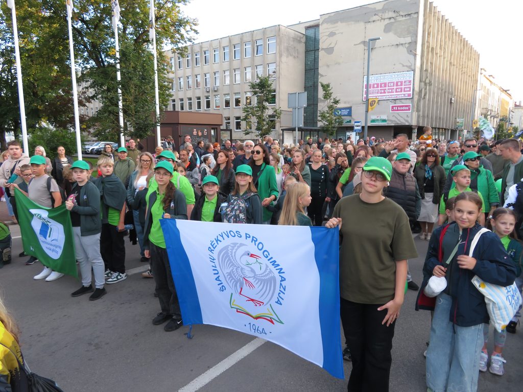 PROGIMNAZIJOS BENDRUOMENĖ VIENINGAI ŽYGIAVO ŠVENTINĖJE EISENOJE „ŠIAULIŲ DIENOS 790”