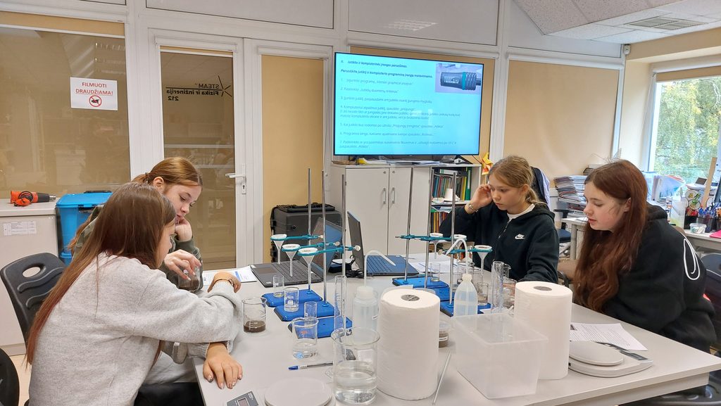 IŠVYKA Į ŠIAULIŲ STEAM CENTRO FIZIKOS IR INŽINERIJOS LABORATORIJĄ