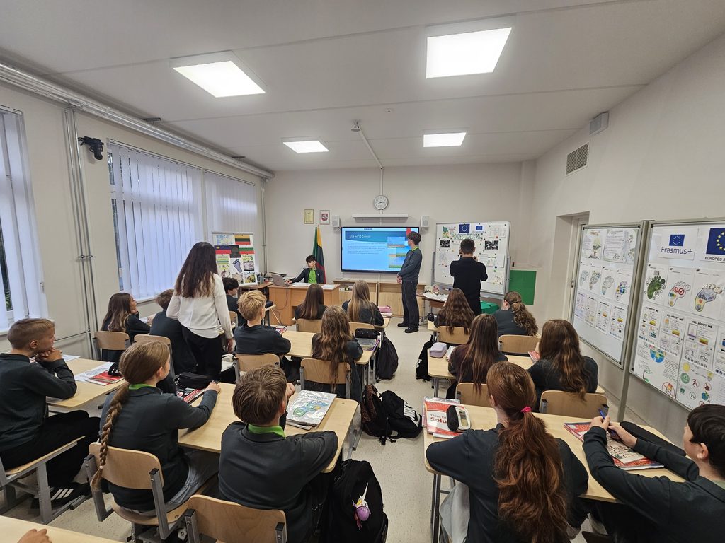 „GAMTA – MŪSŲ NAMAI“ – ERASMUS+, INICIATYVAI SKIRTA ATVIRA PAMOKA ŠIAULIŲ RĖKYVOS PROGIMNAZIJOJE