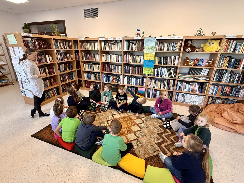 MAŽŲJŲ PAŽINTIS SU KNYGŲ PASAULIU: BIBLIOTEKOJE LANKĖSI PRIEŠMOKYKLINUKAI IR PIRMOKA